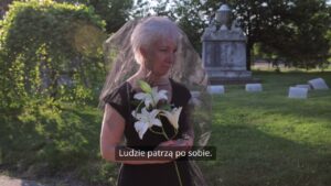 Blondynka Na Pogrzebie